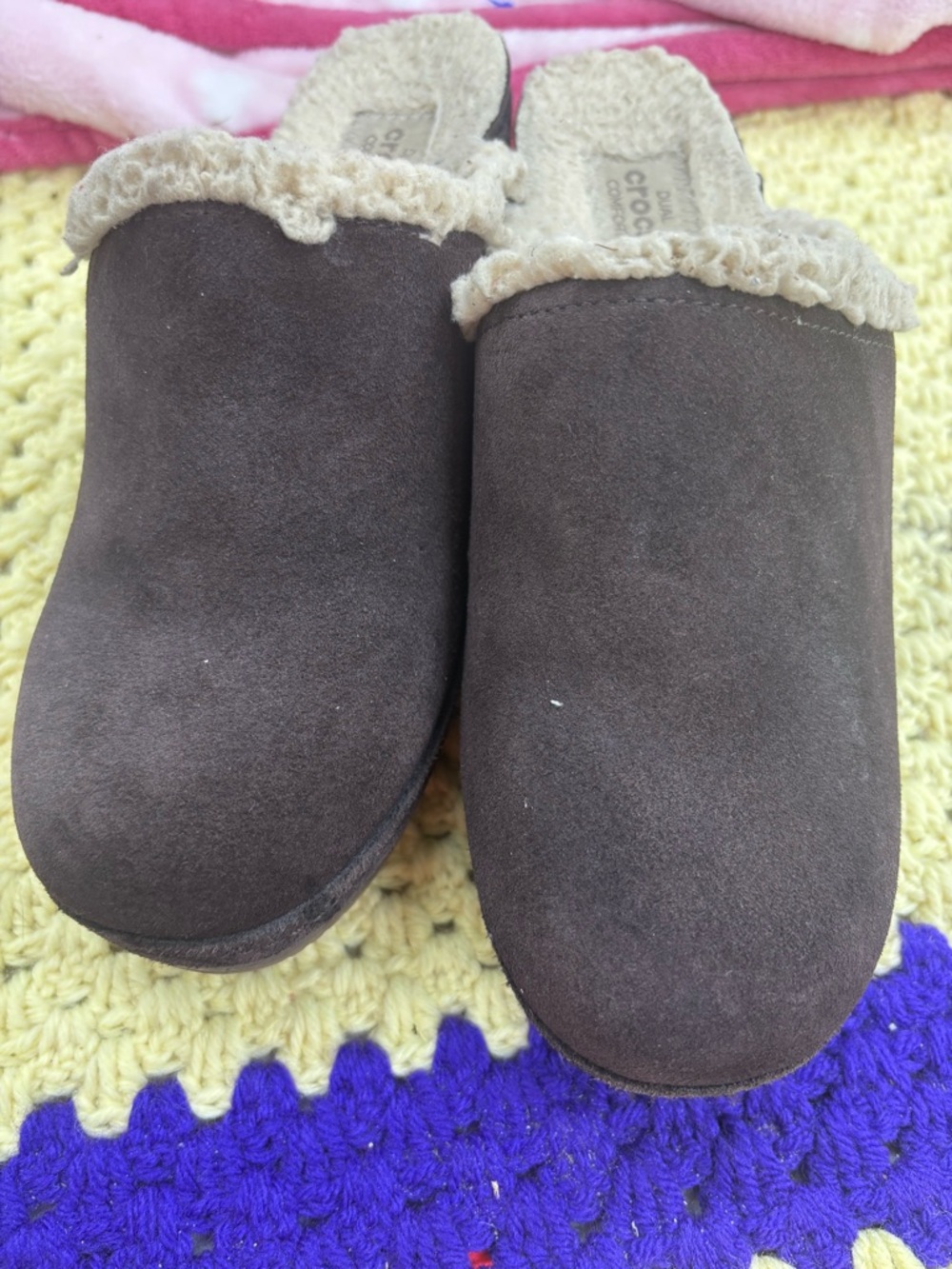 Dual crocs brown suede Sherpa lined clogs women Size 5M